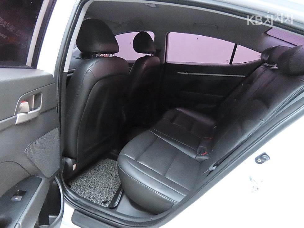 Hyundai Avante (Elantra)AD1.6 GDi Value Plus - 11