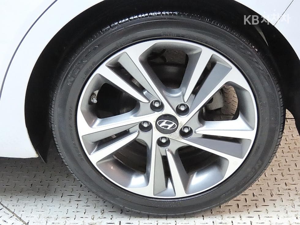 Hyundai Avante (Elantra)AD1.6 GDi Value Plus - 20