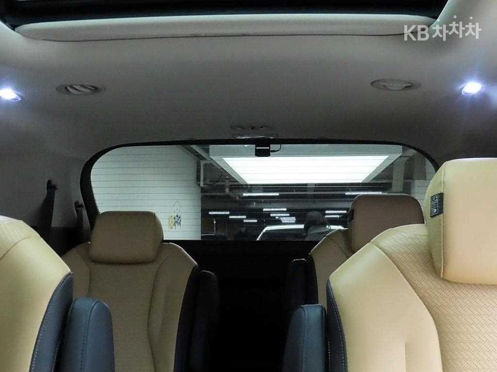 Kia Carnival 4th generationD2.2 9-seater Signature - 17