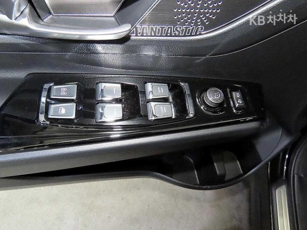 КейДжи Мобилити 뷰티플 코란도1.5 GDi Turbo 4x4 C7 블랙 에디션 - 13