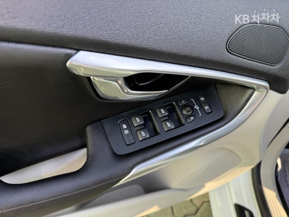 Volvo V40D3 모멘텀 - 8