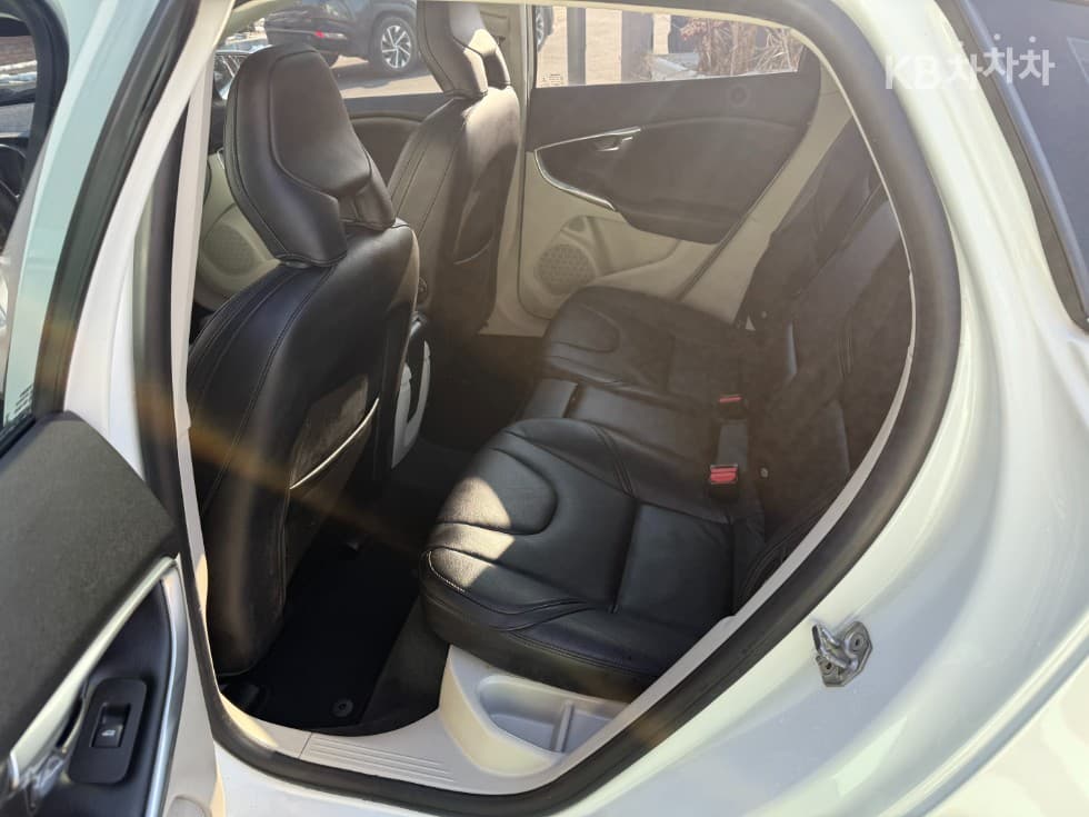 Volvo V40D3 모멘텀 - 12