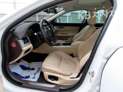 Jaguar All New XF2.0d Prestige - 5