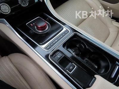 Jaguar All New XF2.0d Prestige - 11