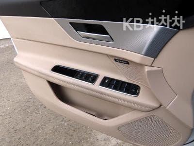 Jaguar All New XF2.0d Prestige - 12