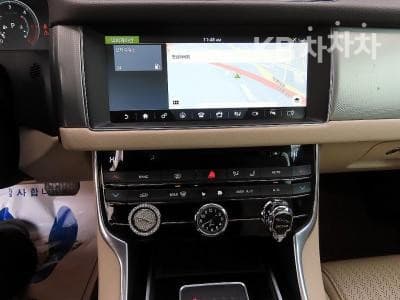 Jaguar All New XF2.0d Prestige - 13