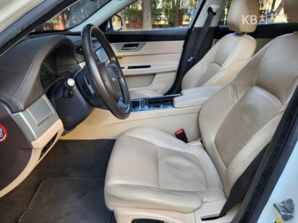 Jaguar All New XF2.5T Prestige - 5