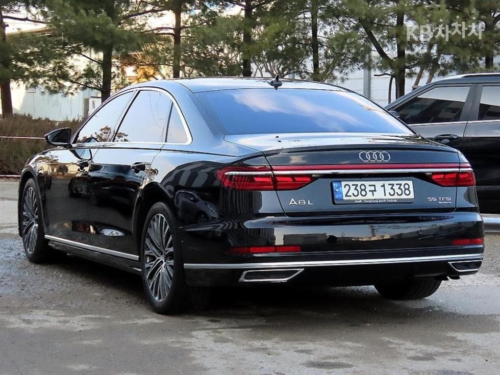 Audi A8 (D5)55 TFSI Quattro LWB - 3