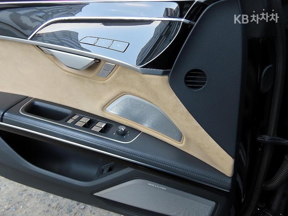 Audi A8 (D5)55 TFSI Quattro LWB - 12