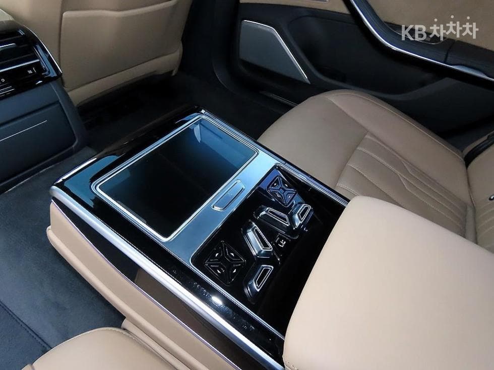 Audi A8 (D5)55 TFSI Quattro LWB - 14