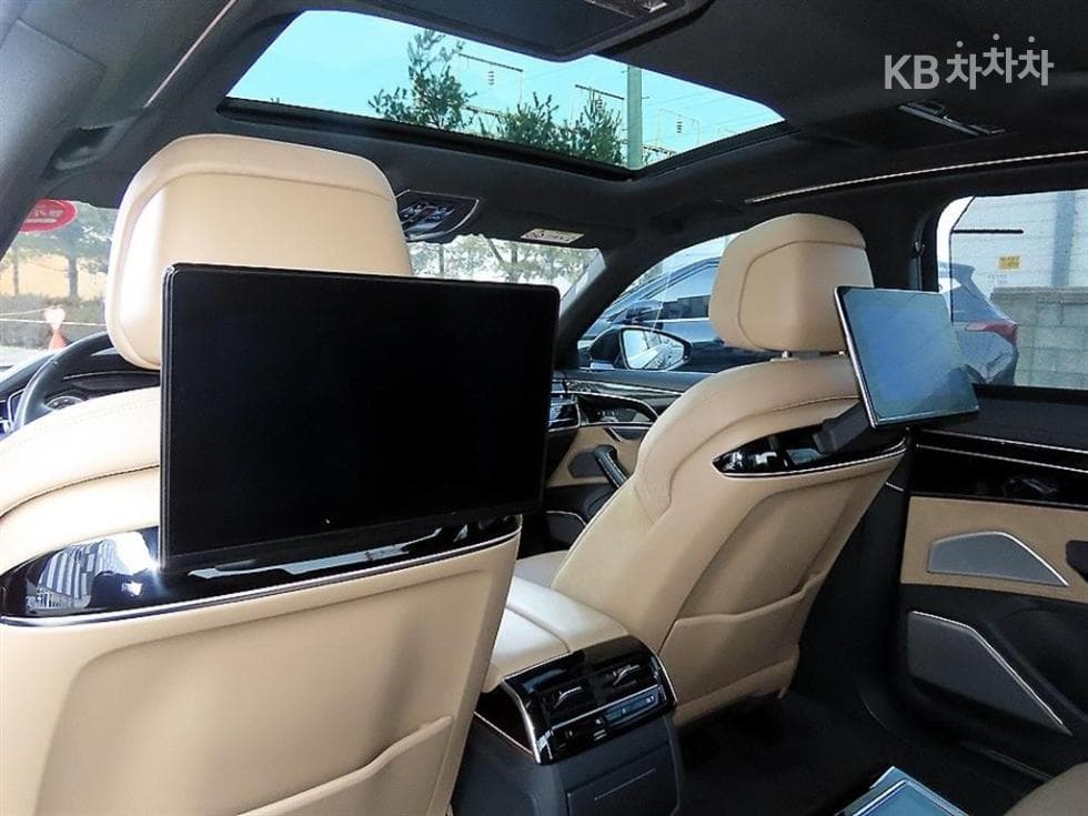 Audi A8 (D5)55 TFSI Quattro LWB - 15