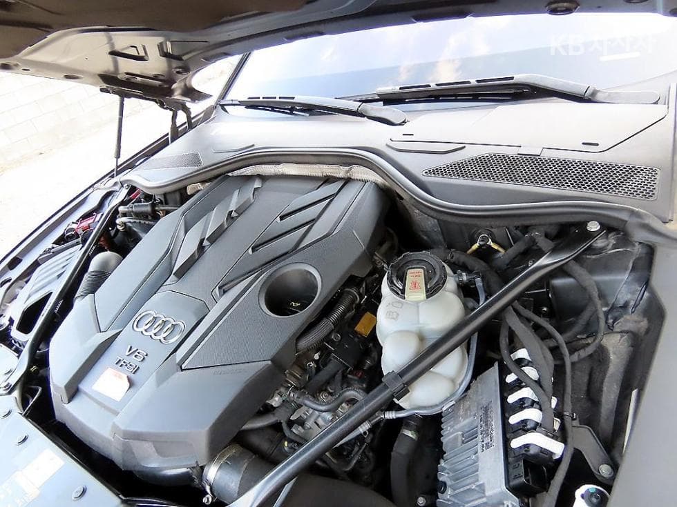 Audi A8 (D5)55 TFSI Quattro LWB - 19