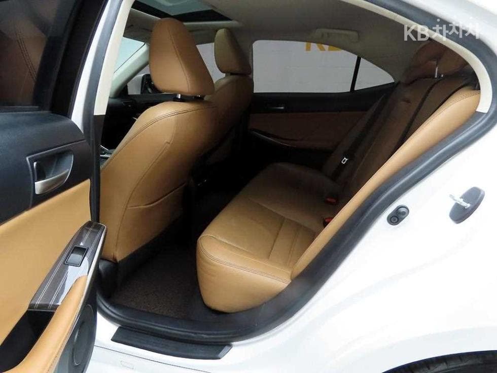 Lexus New IS200 Premium - 14