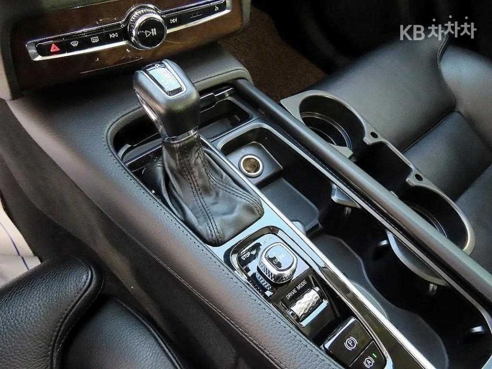 Volvo All New XC90D5 Momentum - 11