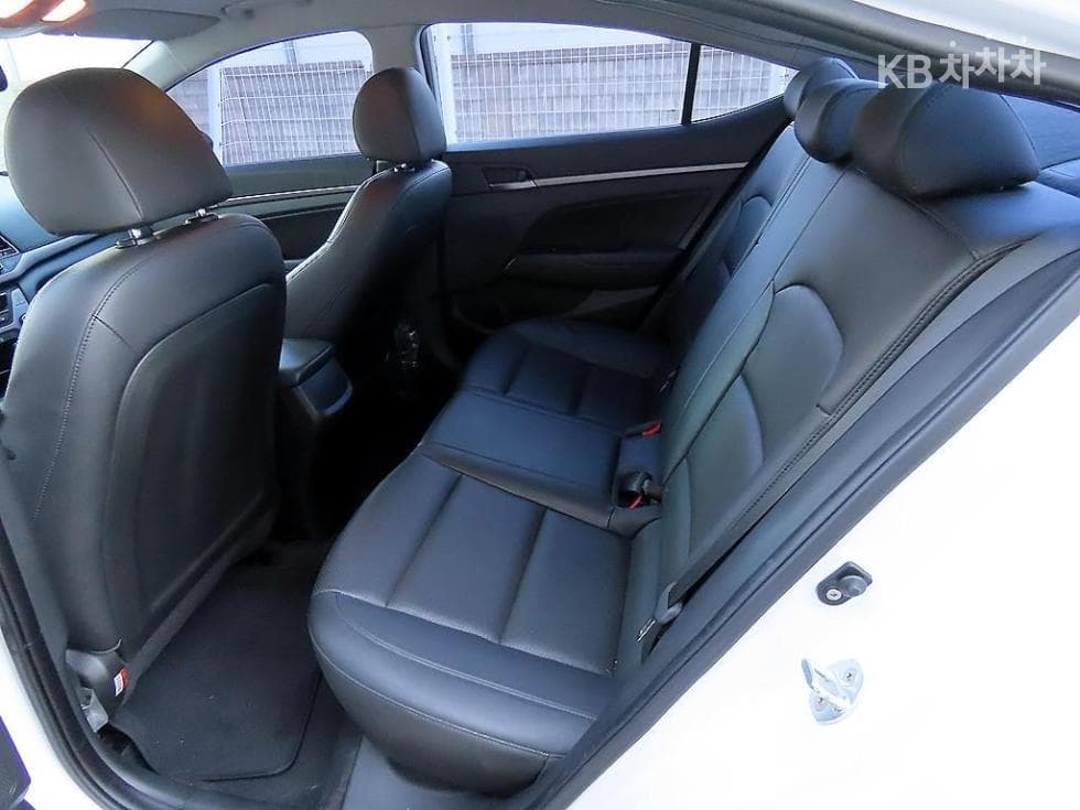 Hyundai Avante (Elantra)AD1.6 GDi Value Plus - 6