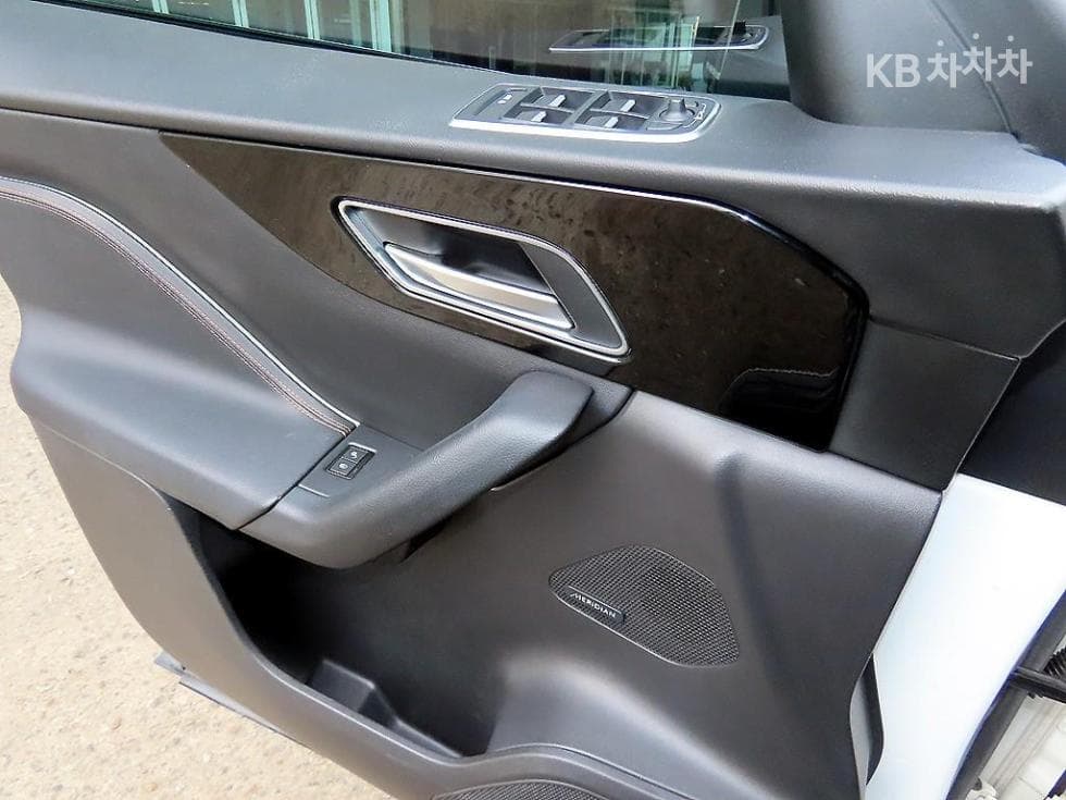 Jaguar F-PACE20d PRESTIGE - 11