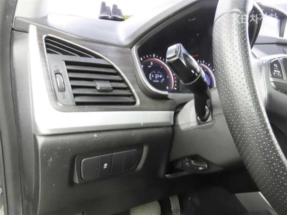 KG Mobility New코란도 C2.0 어드벤처 60th 에디션 2WD - 7