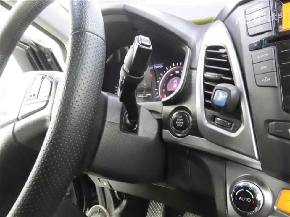 KG Mobility New코란도 C2.0 어드벤처 60th 에디션 2WD - 9