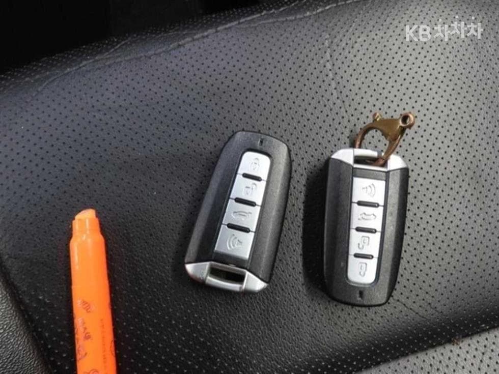 KG Mobility New코란도 C2.0 어드벤처 60th 에디션 2WD - 15