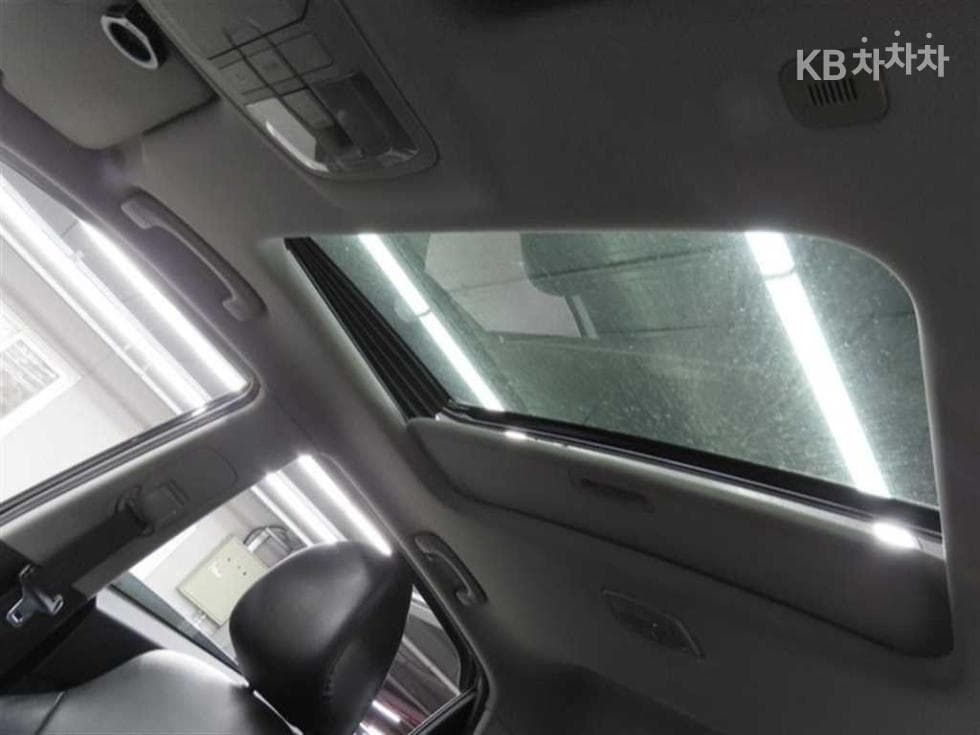 KG Mobility New코란도 C2.0 어드벤처 60th 에디션 2WD - 17