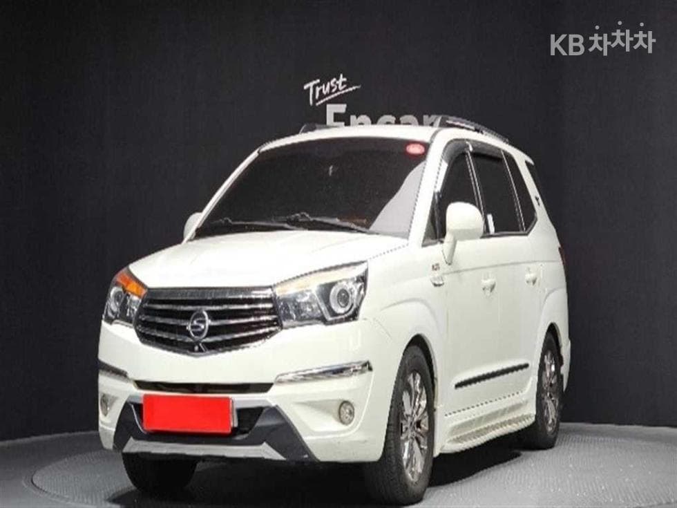 KG Mobility 코란도 투리스모 9-seater 4WD TX - Image 1