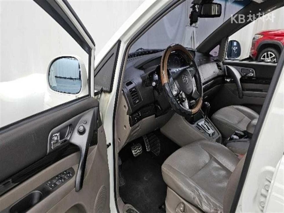 KG Mobility 코란도 투리스모9-seater 4WD TX - 6