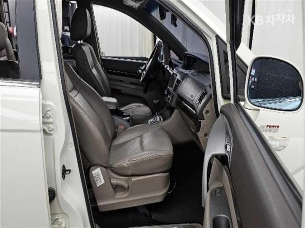 KG Mobility 코란도 투리스모9-seater 4WD TX - 7