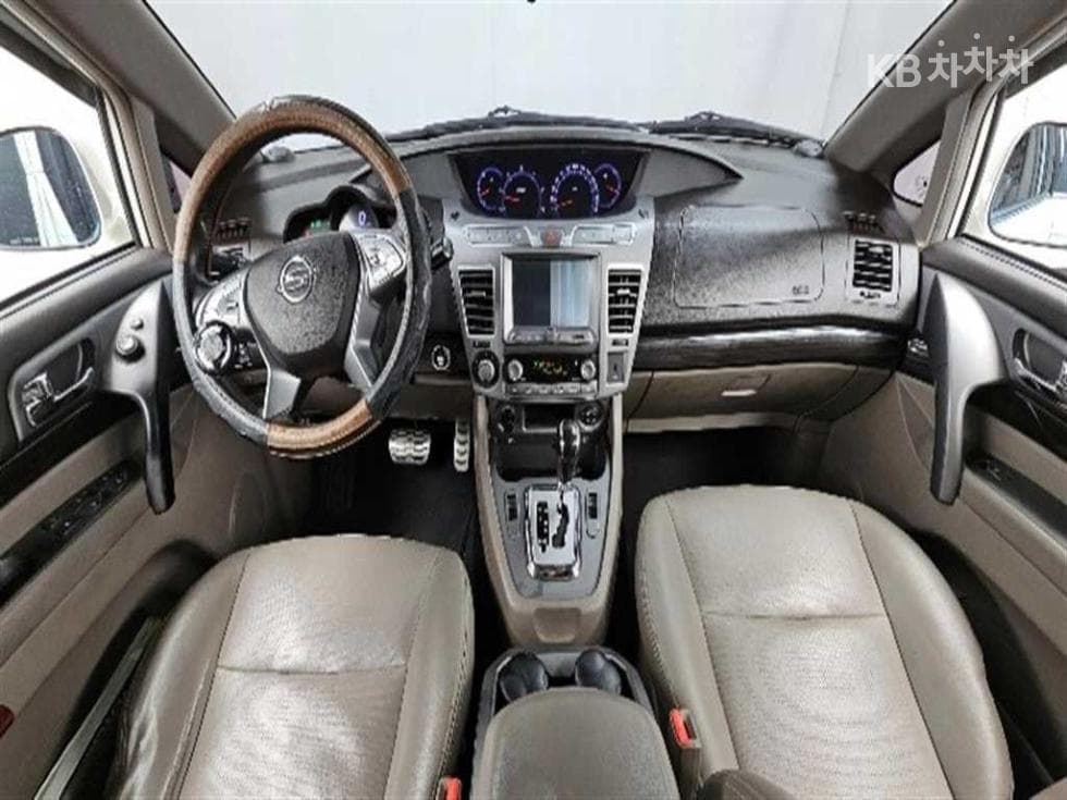 KG Mobility 코란도 투리스모9-seater 4WD TX - 10