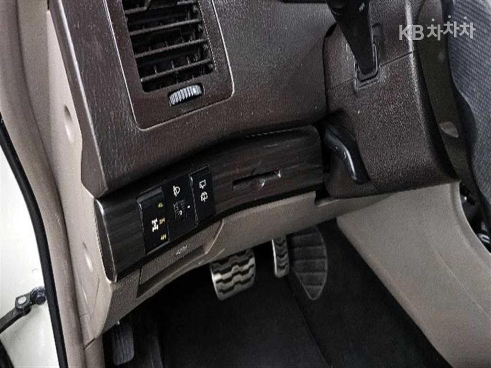 KG Mobility 코란도 투리스모9-seater 4WD TX - 12