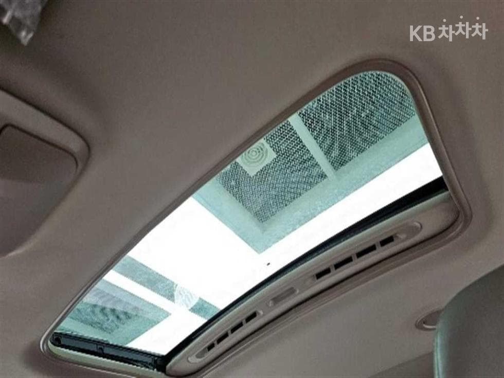 KG Mobility 코란도 투리스모9-seater 4WD TX - 13