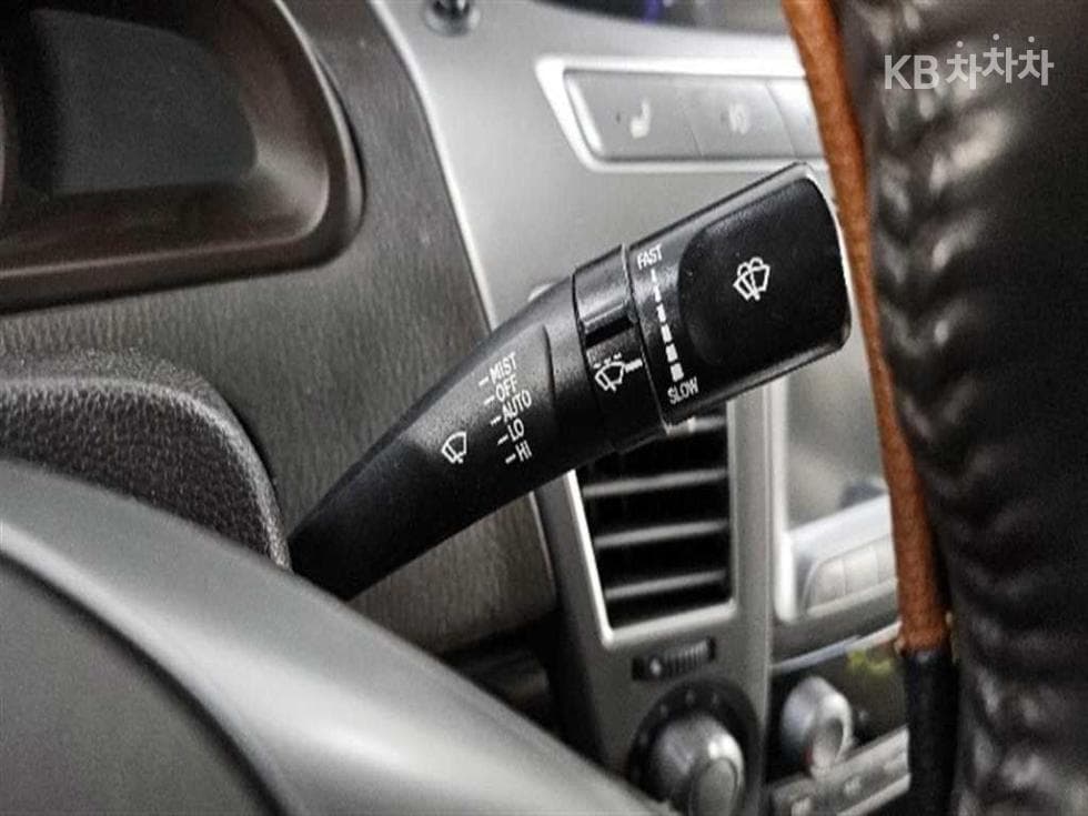 KG Mobility 코란도 투리스모9-seater 4WD TX - 16