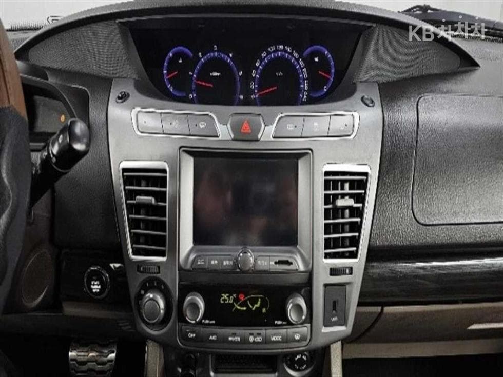 KG Mobility 코란도 투리스모9-seater 4WD TX - 17