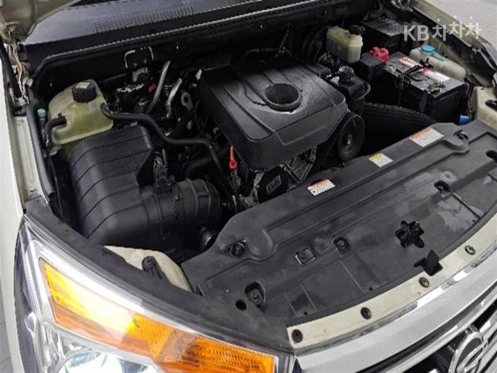 KG Mobility 코란도 투리스모9-seater 4WD TX - 19