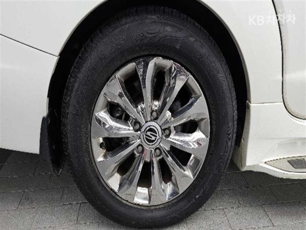 KG Mobility 코란도 투리스모9-seater 4WD TX - 20
