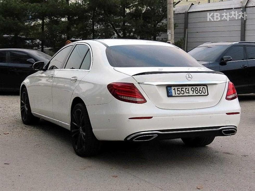 Mercedes-Benz E-Class (W213)E220d 4MATIC Avantgarde - 3