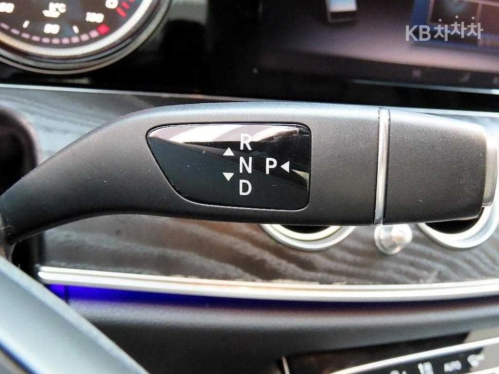 Mercedes-Benz E-Class (W213)E220d 4MATIC Avantgarde - 11