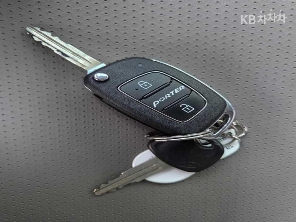 Hyundai Porter 2Extra Long Super Cab CRDi DLX Standard - 16