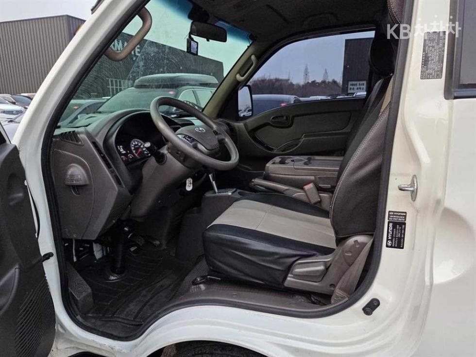 Hyundai Porter 2Extra Long Super Cab CRDi DLX Standard - 17