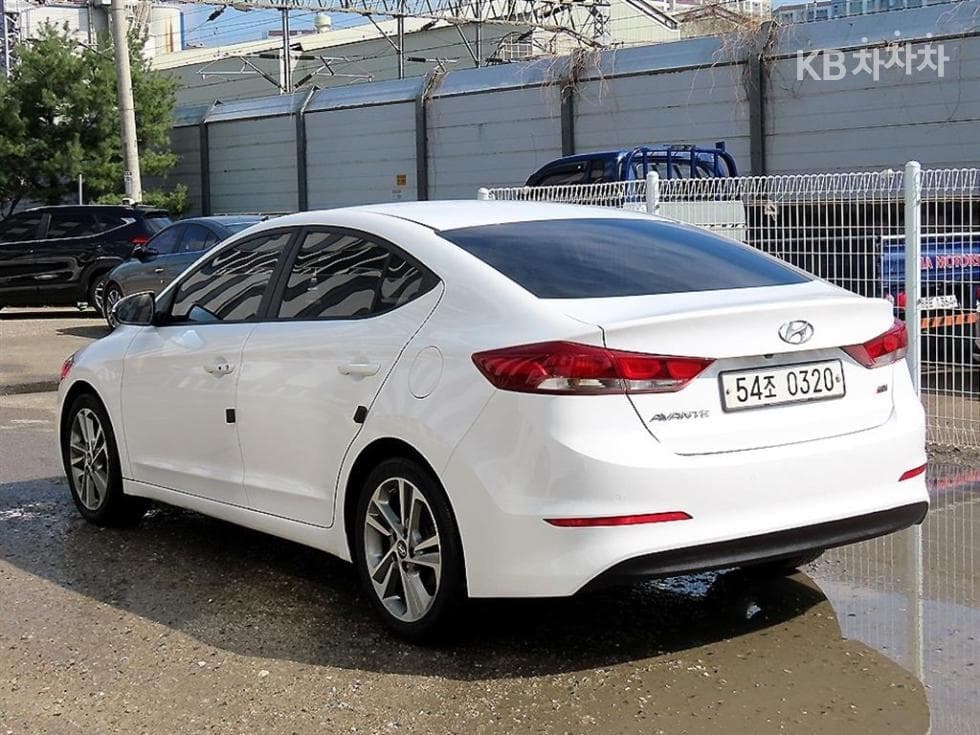 Hyundai Avante (Elantra)AD1.6 GDi Value Plus - 3