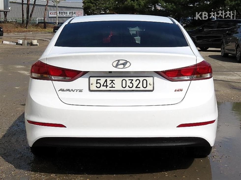 Hyundai Avante (Elantra)AD1.6 GDi Value Plus - 4