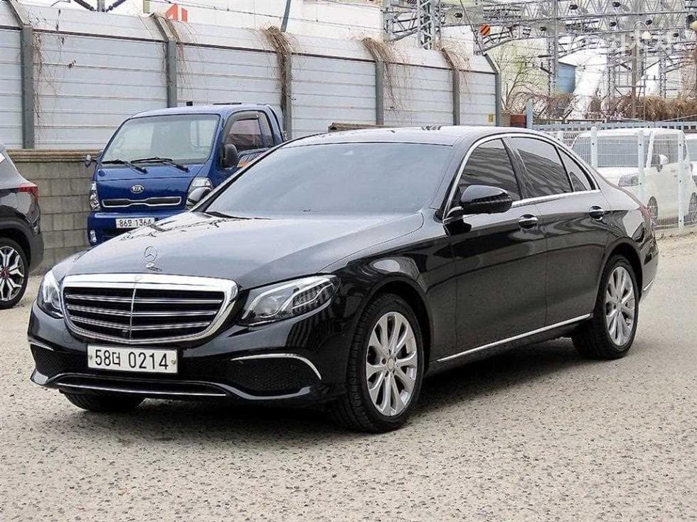 Mercedes-Benz E-Class (W213) E300 4Matic Exclusive - Image 1