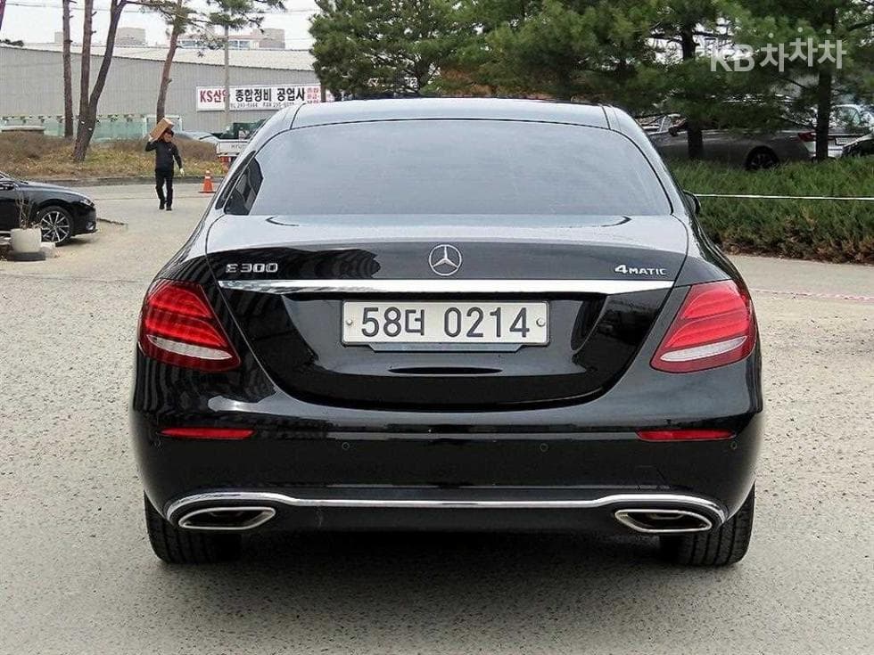Mercedes-Benz E-Class (W213)E300 4Matic Exclusive - 4