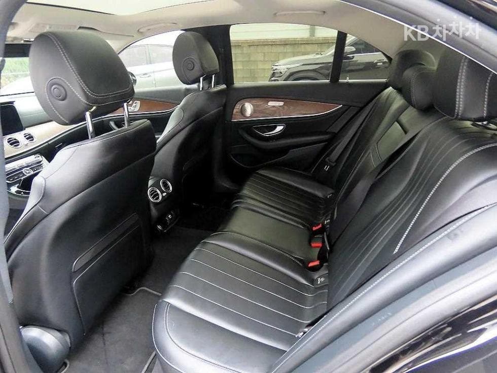 Mercedes-Benz E-Class (W213)E300 4Matic Exclusive - 6