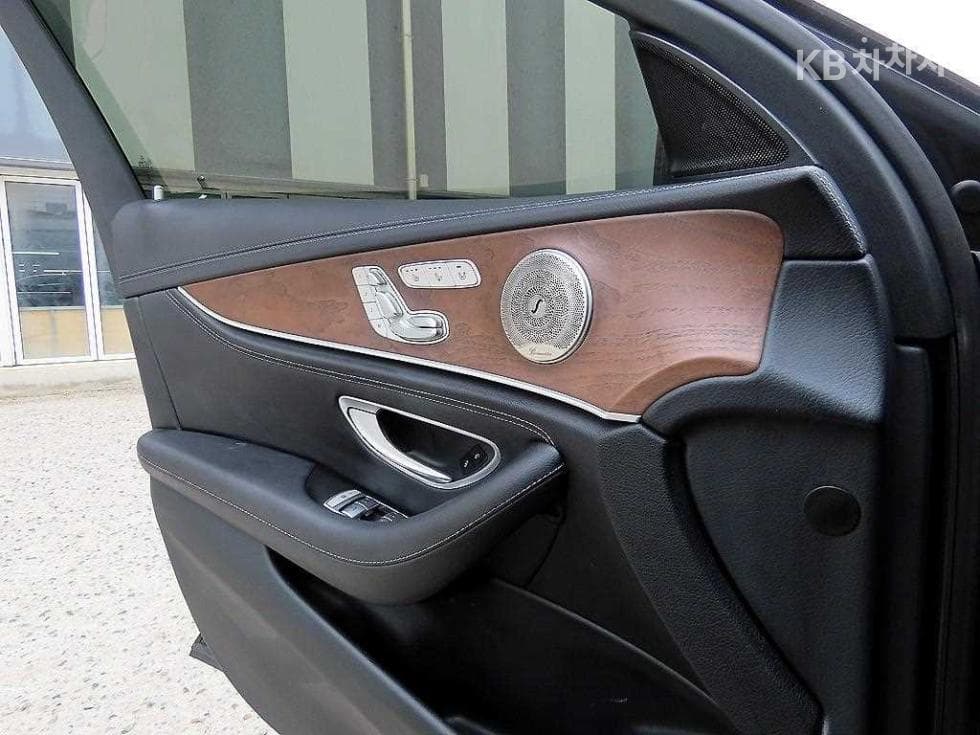 Mercedes-Benz E-Class (W213)E300 4Matic Exclusive - 11