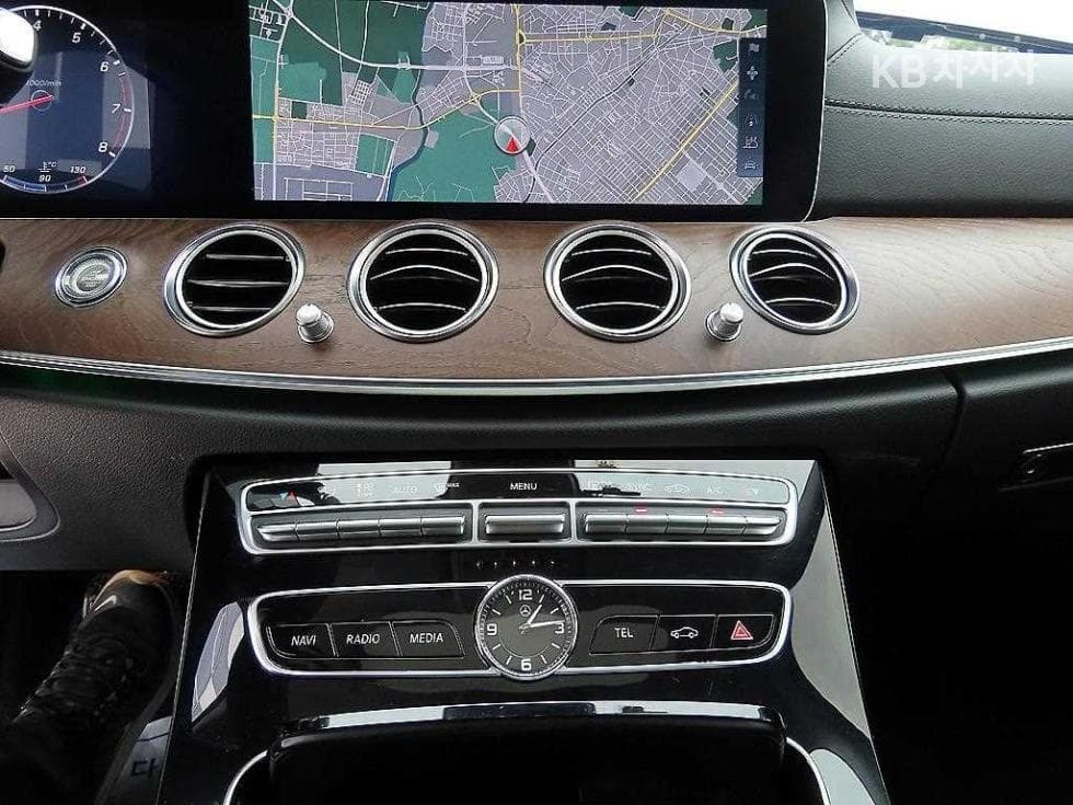 Mercedes-Benz E-Class (W213)E300 4Matic Exclusive - 14
