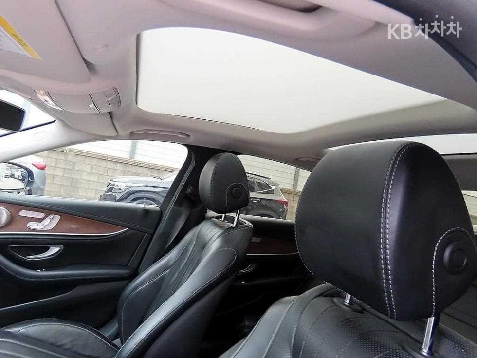 Mercedes-Benz E-Class (W213)E300 4Matic Exclusive - 17