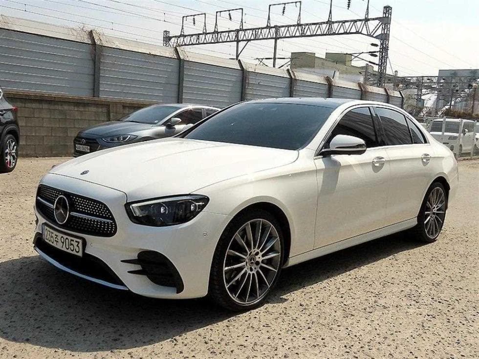 Mercedes-Benz E-Class (W213) E350 4MATIC AMG Line - Image 1