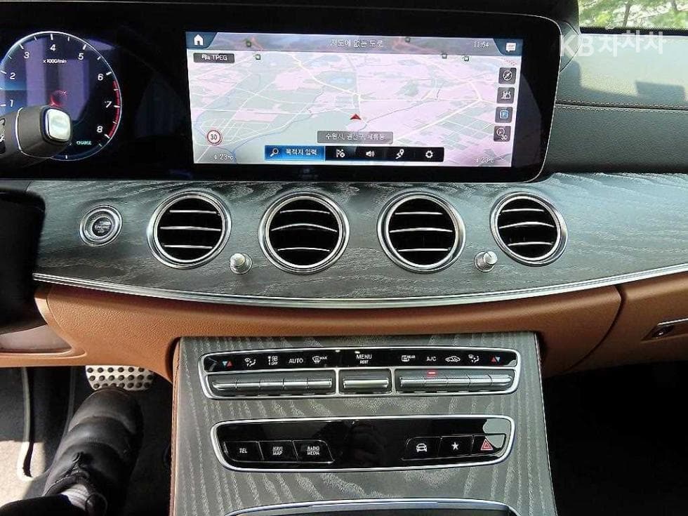 Mercedes-Benz E-Class (W213)E350 4MATIC AMG Line - 13