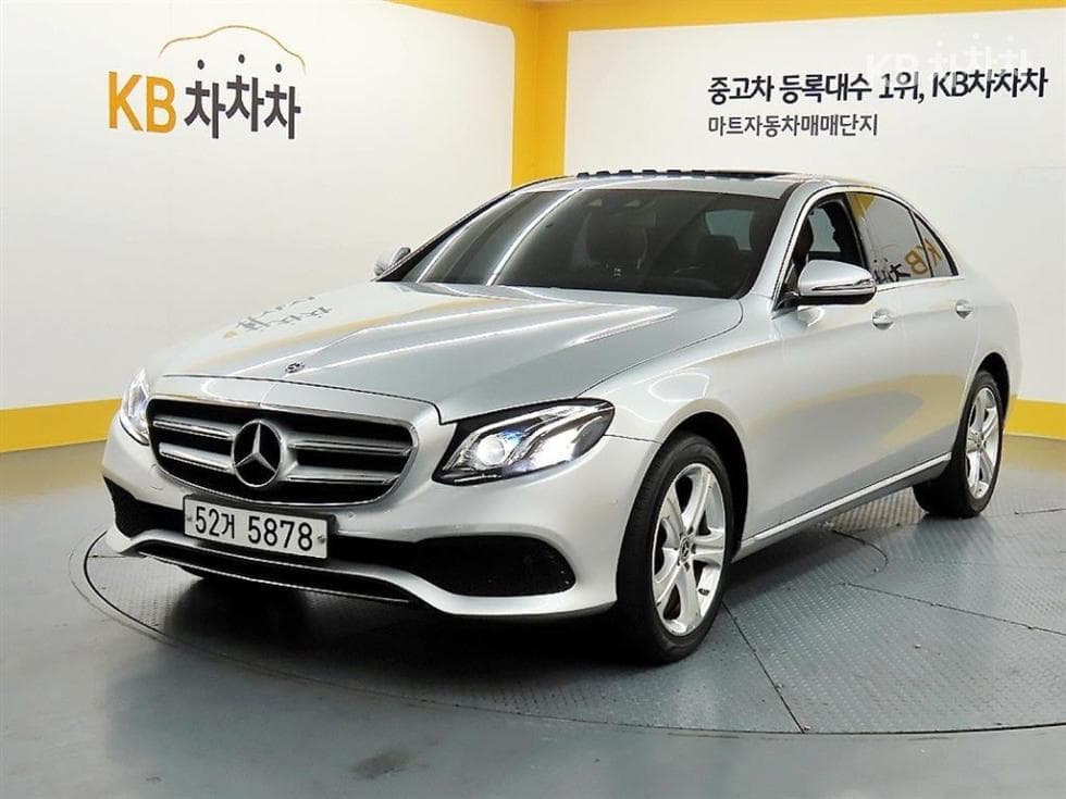 Mercedes-Benz E-Class (W213) E220d 4MATIC Avantgarde - Image 1