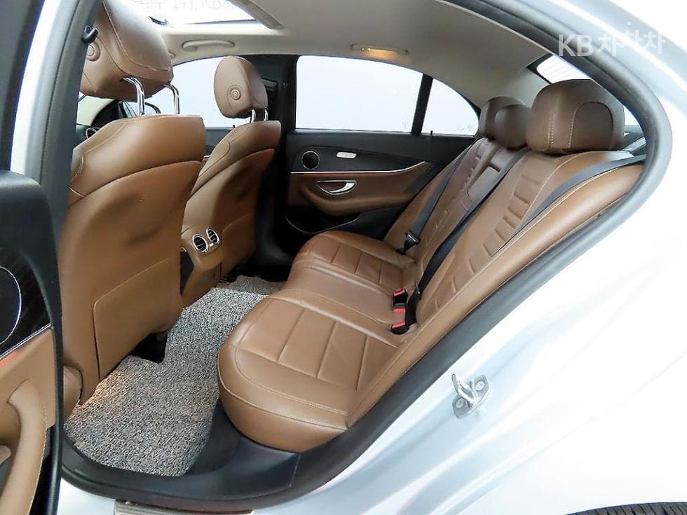 Mercedes-Benz E-Class (W213)E220d 4MATIC Avantgarde - 6